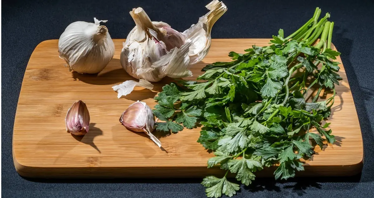 Raw vs Cooked Garlic: Nutritional Differences, Bioactive Compounds, and Health Effects