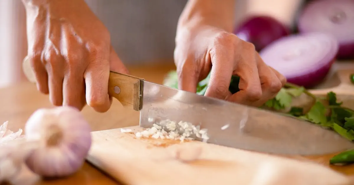 How to Eat Garlic for Maximum Health Benefits (Science-Based Guide)