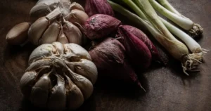 Read more about the article How Long Does Garlic Stay in Your System? (Breath, Body & Timeline)