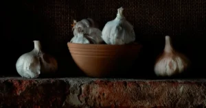 Read more about the article Can Garlic Cause Diarrhea and Stomach Pain? Why It Happens and How to Prevent It