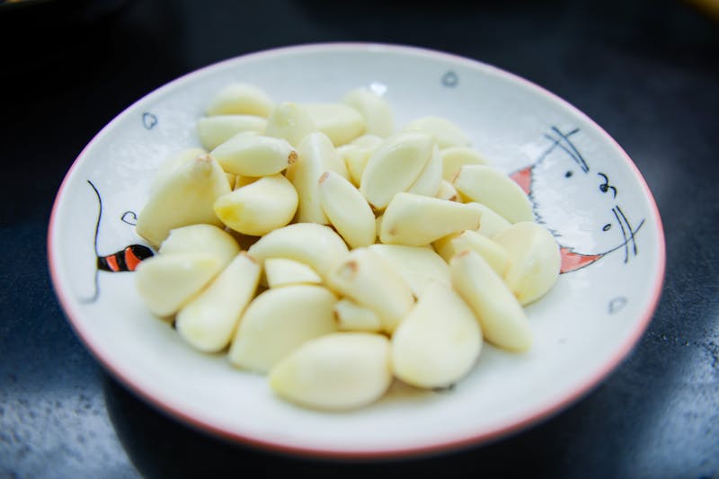 garlic cloves without skin on plate