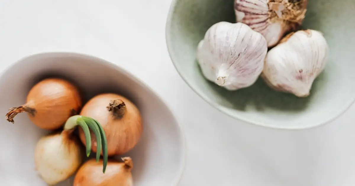 Garlic vs Onion: Which Is Healthier? (Benefits, Nutrition & Science)