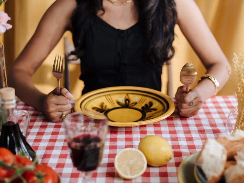 woman is waiting for a meal with garlic to support hormonal balance