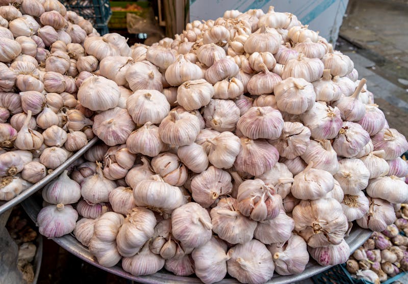 a lot of garlic on big bowl